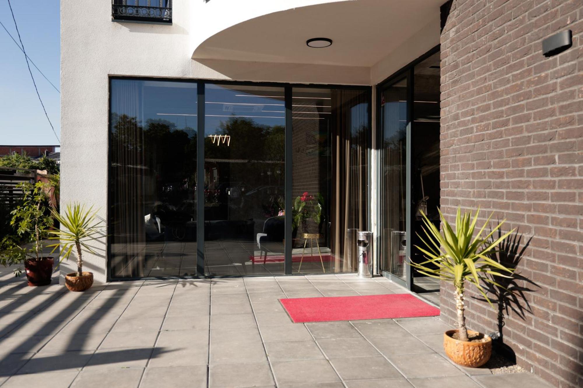 Vetus Hotel Pristina Exterior foto
